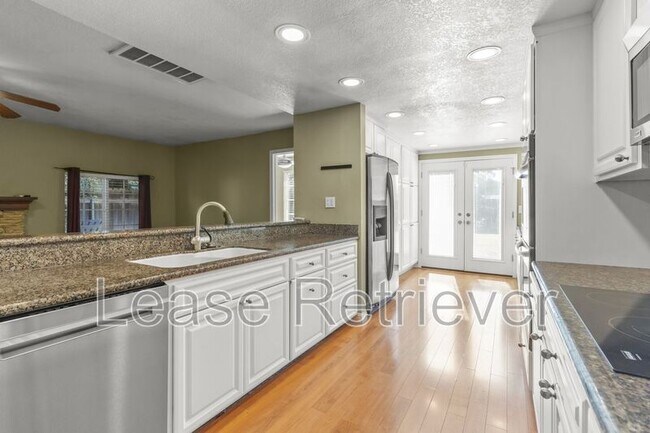 Building Photo - 1244 Royal Oaks Dr