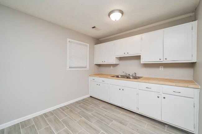 Building Photo - 114 Crenshaw Dr