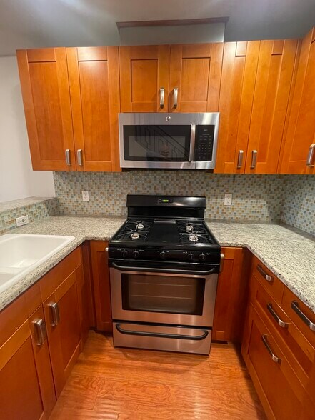 Building Photo - 5303 Satsuma Ave