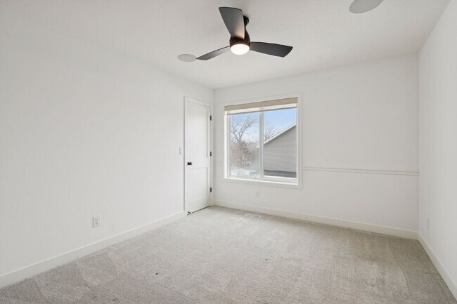 Building Photo - Luxurious 5-Bed/5 Baths, Granite & 3 Car Garage