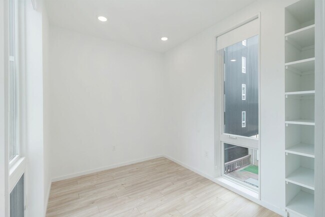 Building Photo - Signal House