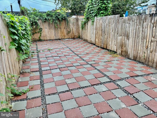 Building Photo - 2042 E Somerset St