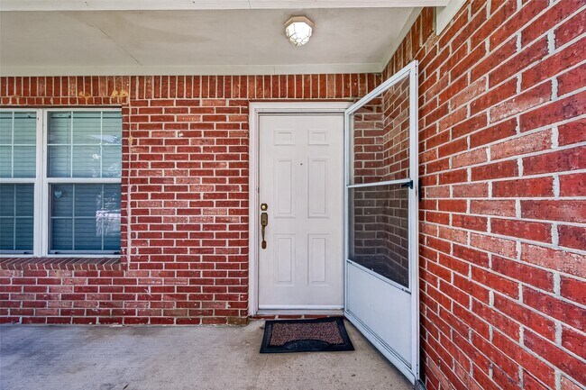 Building Photo - 16200 Sun View Ln