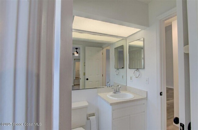 Building Photo - 1051 Country Club Dr