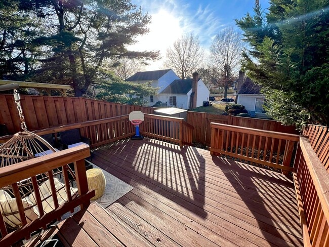 Building Photo - Come Home To This Updated And Convenient 3 Bed 3.5 Bath Townhome In Derwood! Now Available!