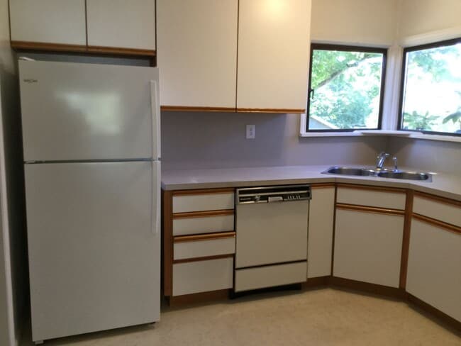 Building Photo - Charming Home in Seattle-Maple Leaf Area!