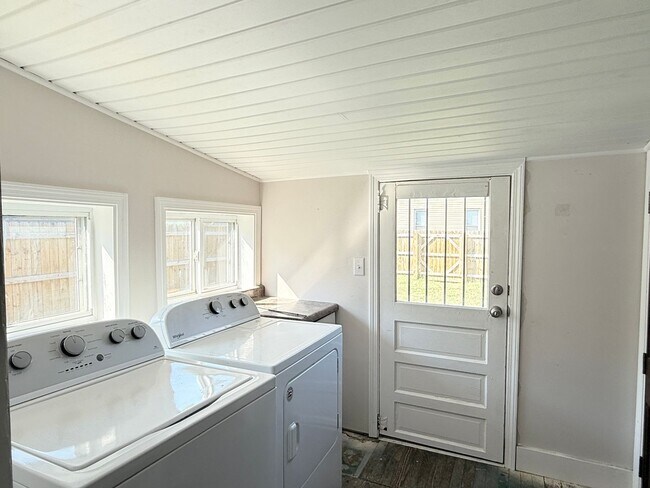 Building Photo - 1023 Thomas V Bryant Dr