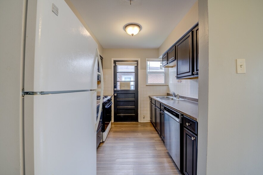 Building Photo - 10742 Tropic Dr