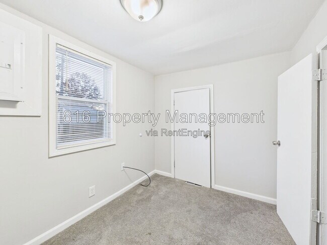 Building Photo - 126 S Village Terrace