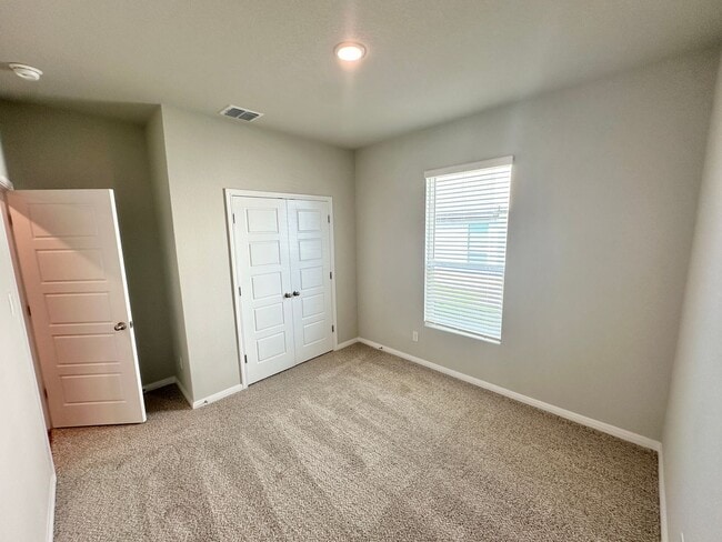 Building Photo - Luxury 3-Bed, 2-Bath in Emma Park!