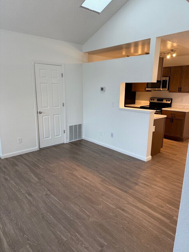 Building Photo - 2 Bedroom with Garage for Rent