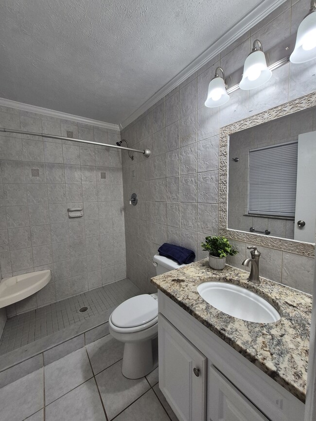 Building Photo - 1151 Bouldercrest Cir