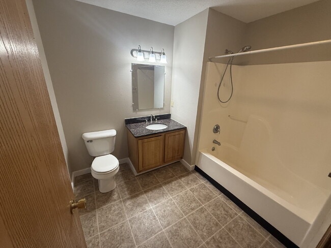 Building Photo - 3 Bedroom | 2 Bathroom 2nd Floor Unit in Oelwein - AVAILABLE NOW!