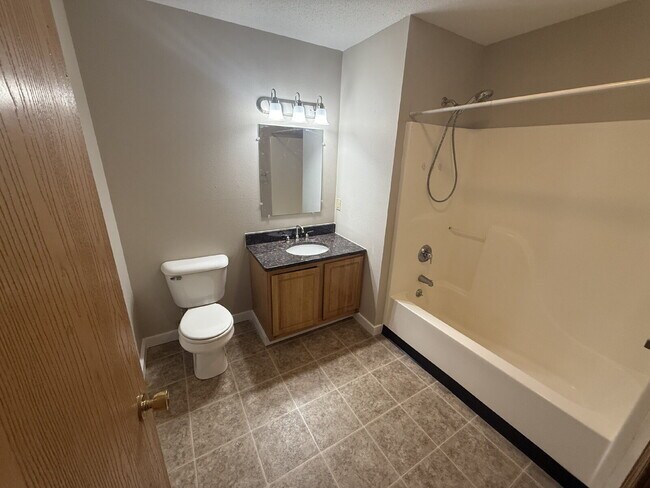 Building Photo - *WINTER MOVE-IN SPECIAL* 3 Bedroom | 2 Bathroom 2nd Floor Unit in Oelwein Available in RIGHT NOW!