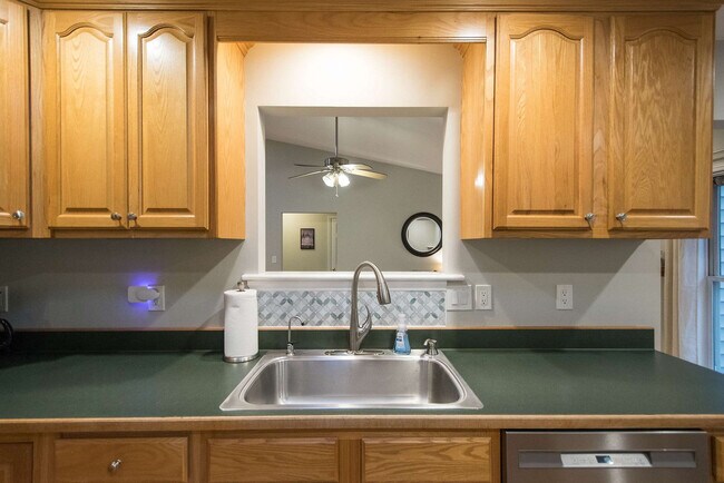 Building Photo - 10 Silver Springs Dr