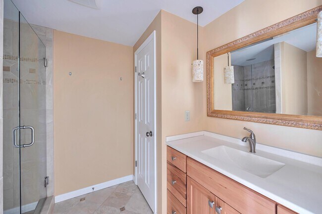 Building Photo - 1658 Grandview Dr