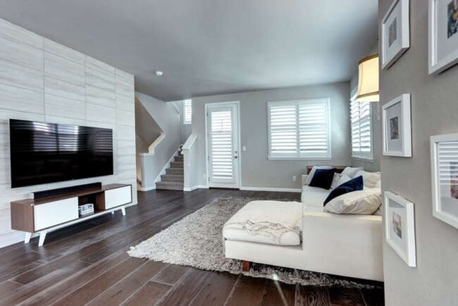 Building Photo - Evolve Real Estate: AVAILABLE 8/1/25! Stun...