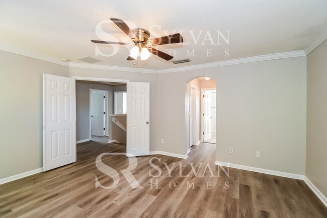 Building Photo - Welcome home to this stunning 4 bedroom, 3 bathroom home!