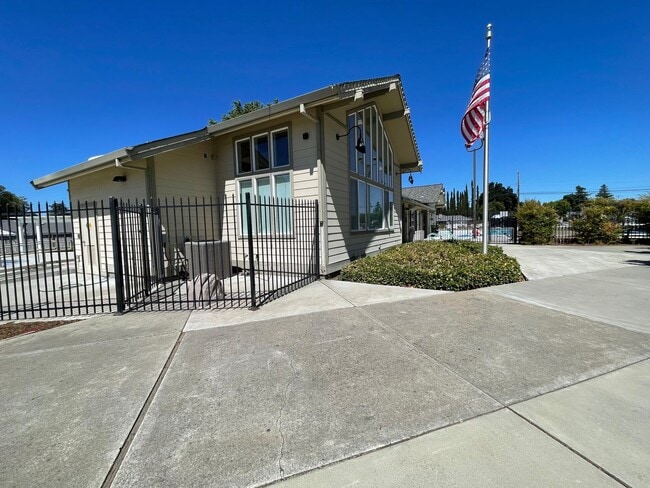 Building Photo - Wonderful and Spacious 4 Bedroom Concord H...