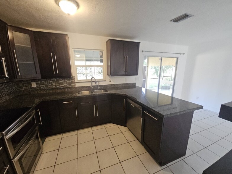 Building Photo - 2925 Belmont Ln