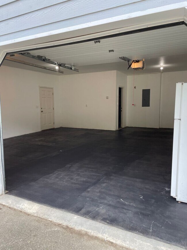 Building Photo - Beautiful 3 Bedroom Single Family Home With 2 Car Garage!