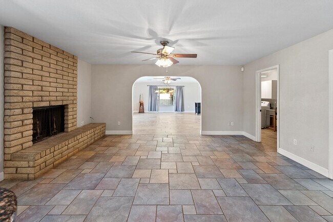 Building Photo - 8464 N 7th Ave