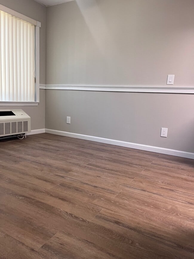 Building Photo - 121 Wellington Ct