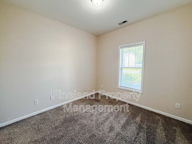 Building Photo - 728 Roanoke Dr