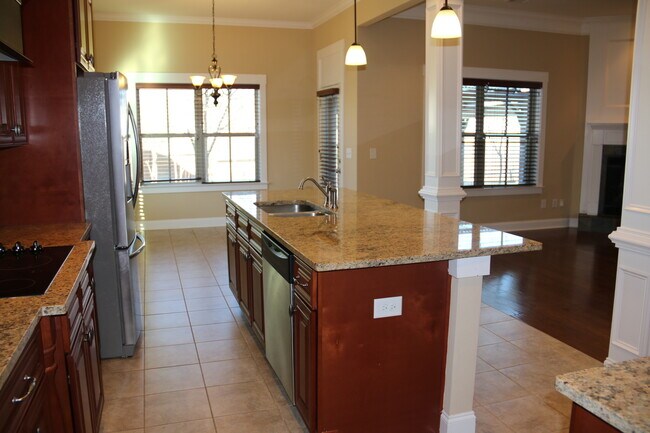 Building Photo - Executive Rental in Cypress Point S/D
