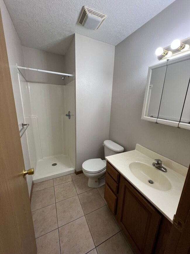 Building Photo - Pre-Leasing for 26/27 School Year