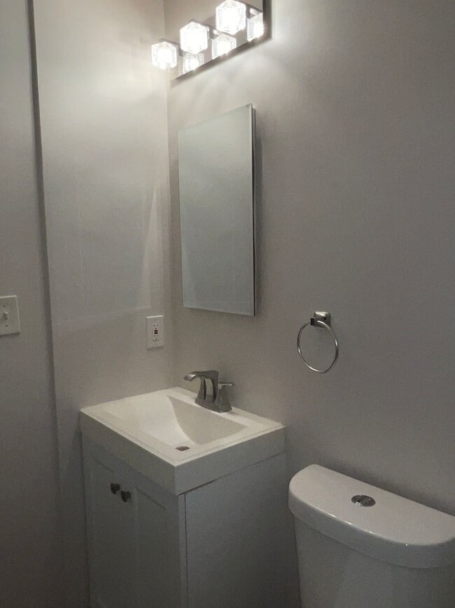 Building Photo - 3BD 2.5BA End Unit Townhome