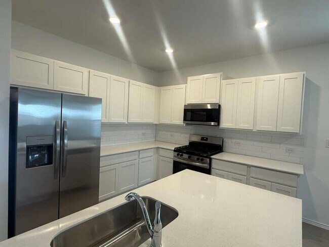 Building Photo - 561 Sormonne Lp