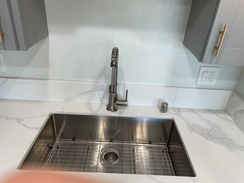 Building Photo - 7555 Linda Vista Rd