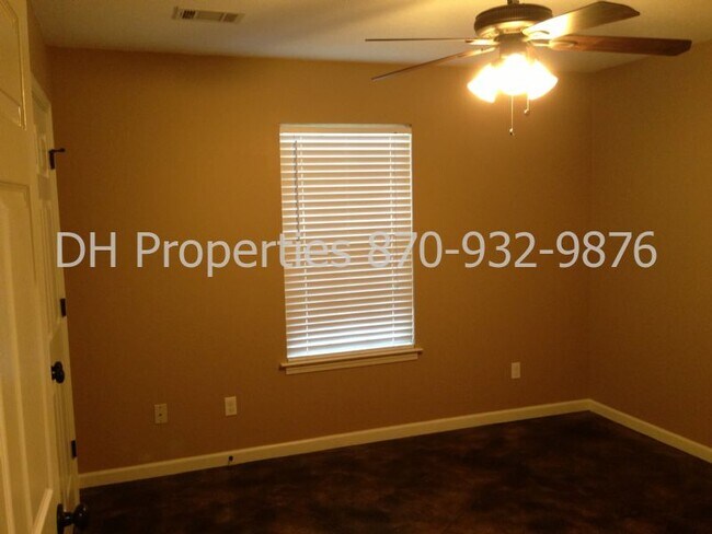 Building Photo - 2212 Hurst Ln