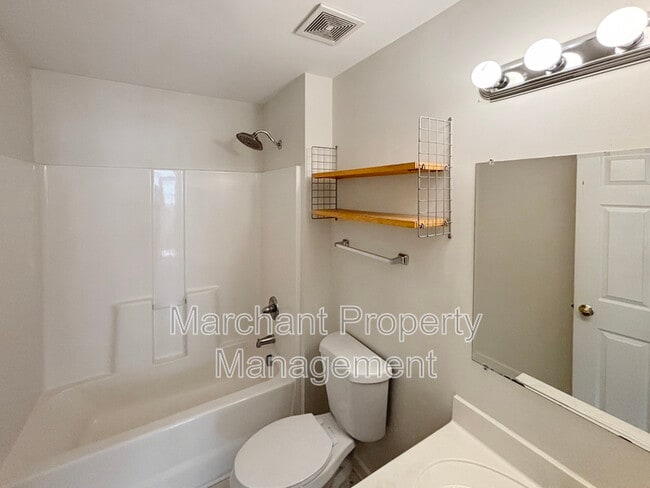 Building Photo - 335 Woodlark St