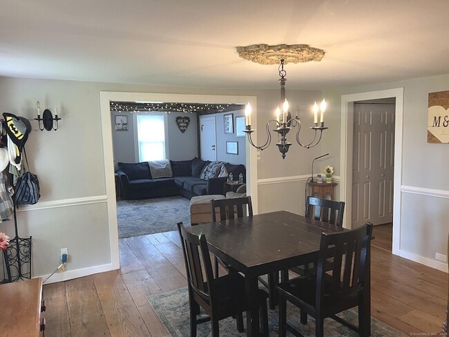 Building Photo - 566 W Main St