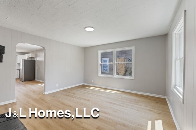 Building Photo - 568 Whitethorne Ave