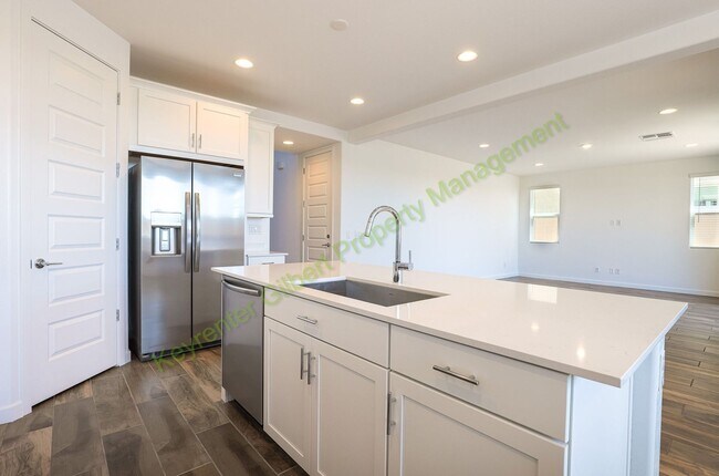 Building Photo - Pet Friendly 5 bed/3 bath in the Hawes Crossing Community of East Mesa