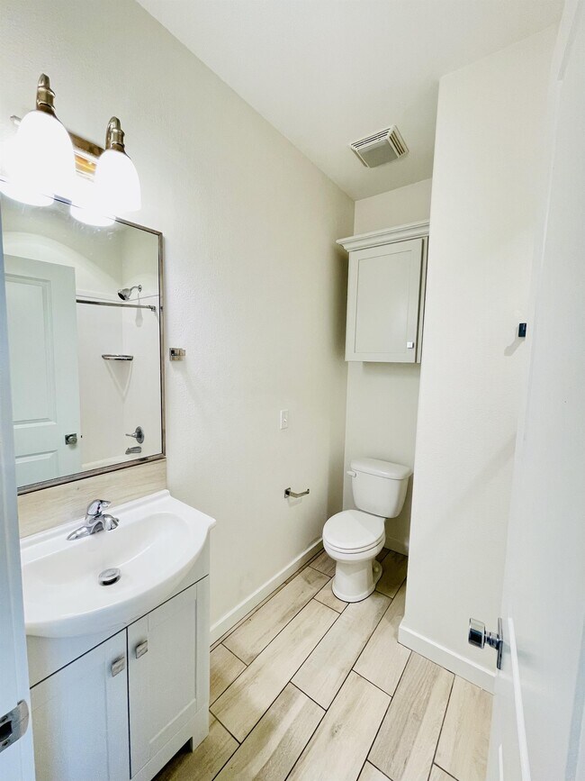 Building Photo - 613 E Center St