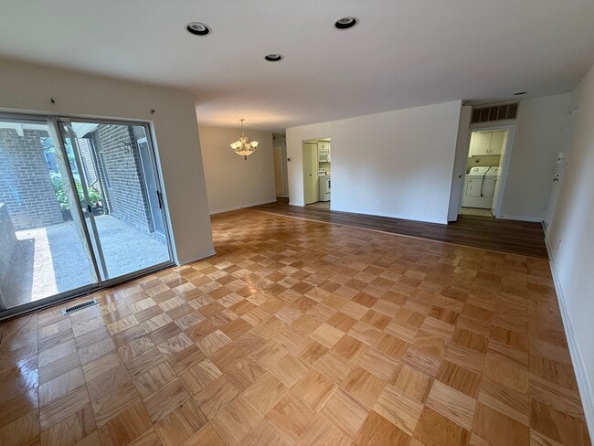 Building Photo - Chic & Comfortable 2BR/2BA Ground-Level Co...