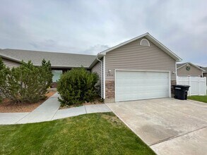 Building Photo - 4 Bed, 3 Bath Town Home w/ 2 Car Garage - ...