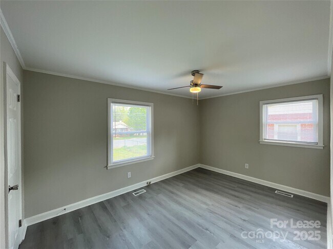 Building Photo - 1607 Russell Ave