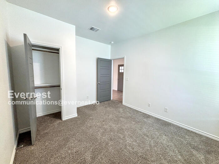 Building Photo - 718 Freedom Cir