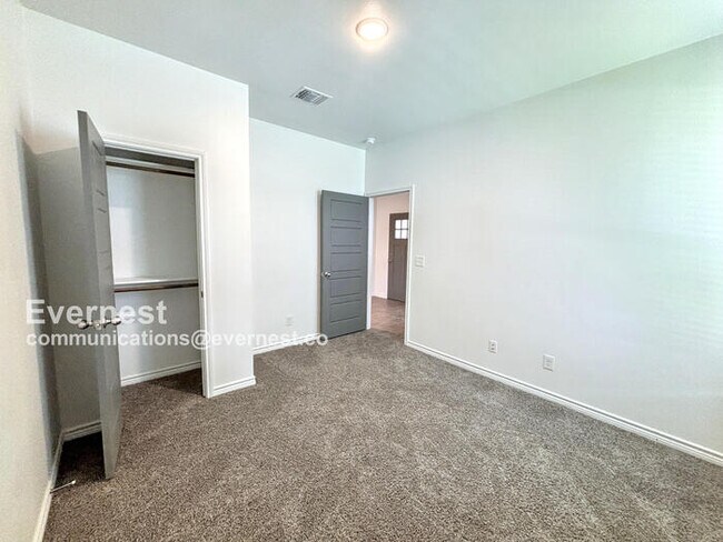 Building Photo - 718 Freedom Cir
