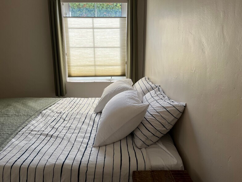 Building Photo - 732 Loma Vista Dr NE