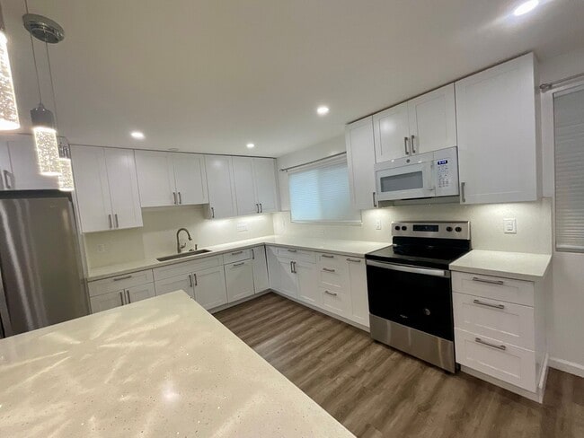 Building Photo - Spacious Duplex--5Beds, 2Baths  Ground Floor Unit