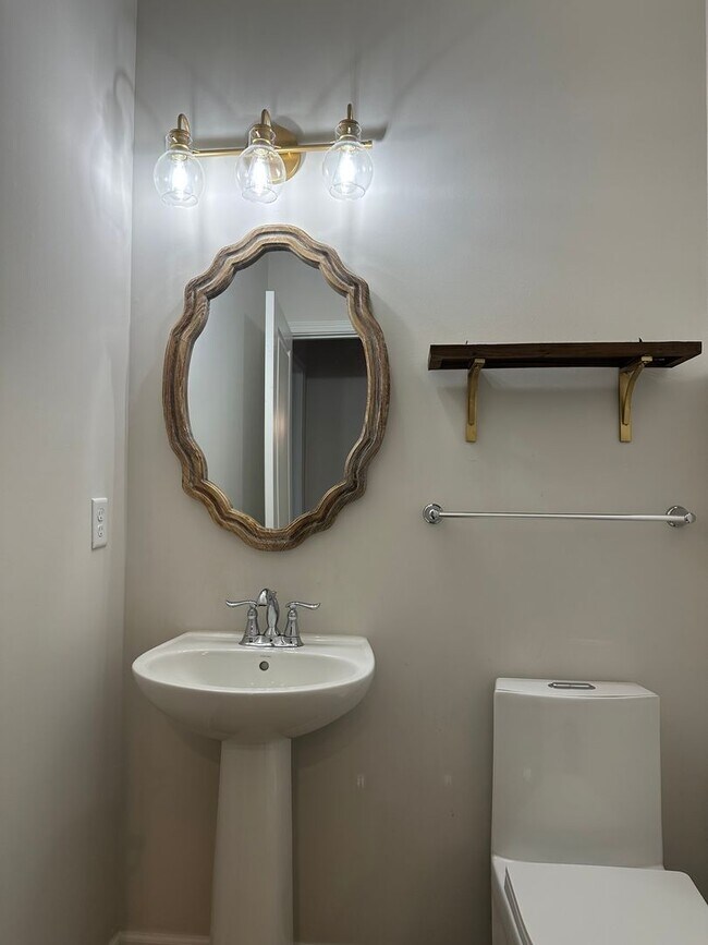 Building Photo - Welcome to this stunning 4-bedroom, 2.5-bathroom home located in the desirable Lewis Center, OH!