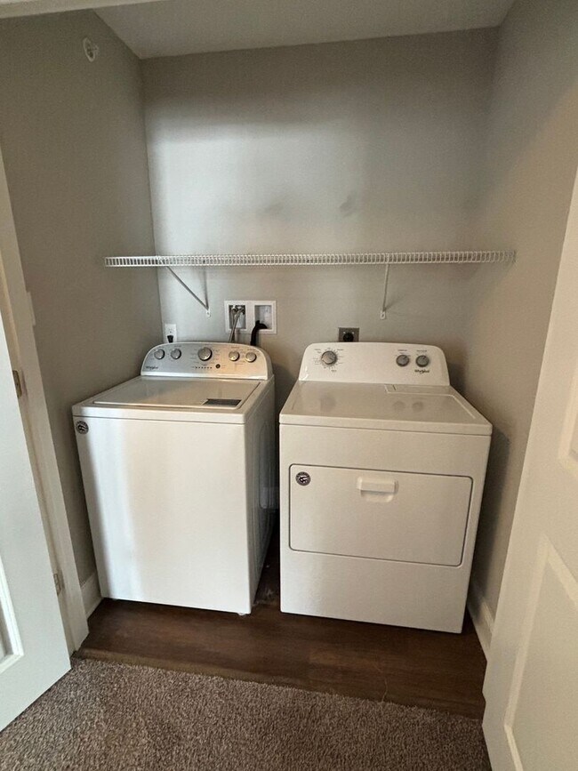 Building Photo - Beautiful Townhome in Washington! - 2 Bedroom