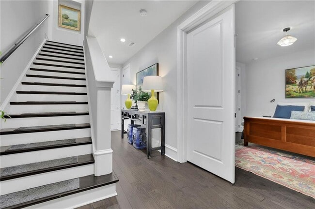 Building Photo - 885 3rd St