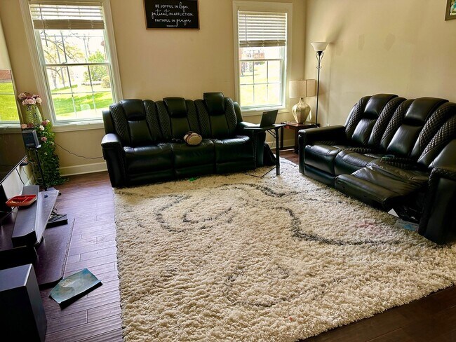 Building Photo - 3 Bedroom semi furnished Duplex type House in Imperial